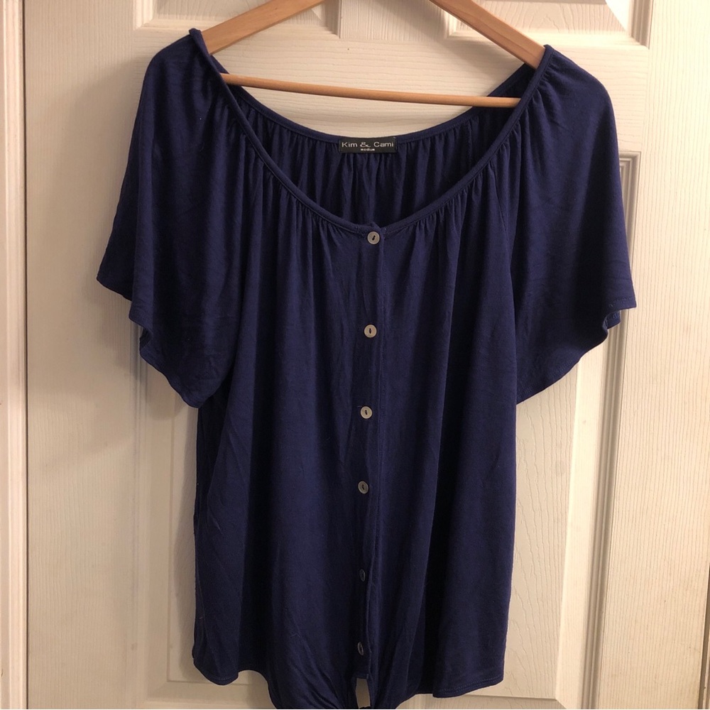 Kim & Cami navy top. SZ medium. So so so pretty on